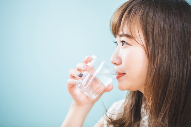 水素水を飲む女性